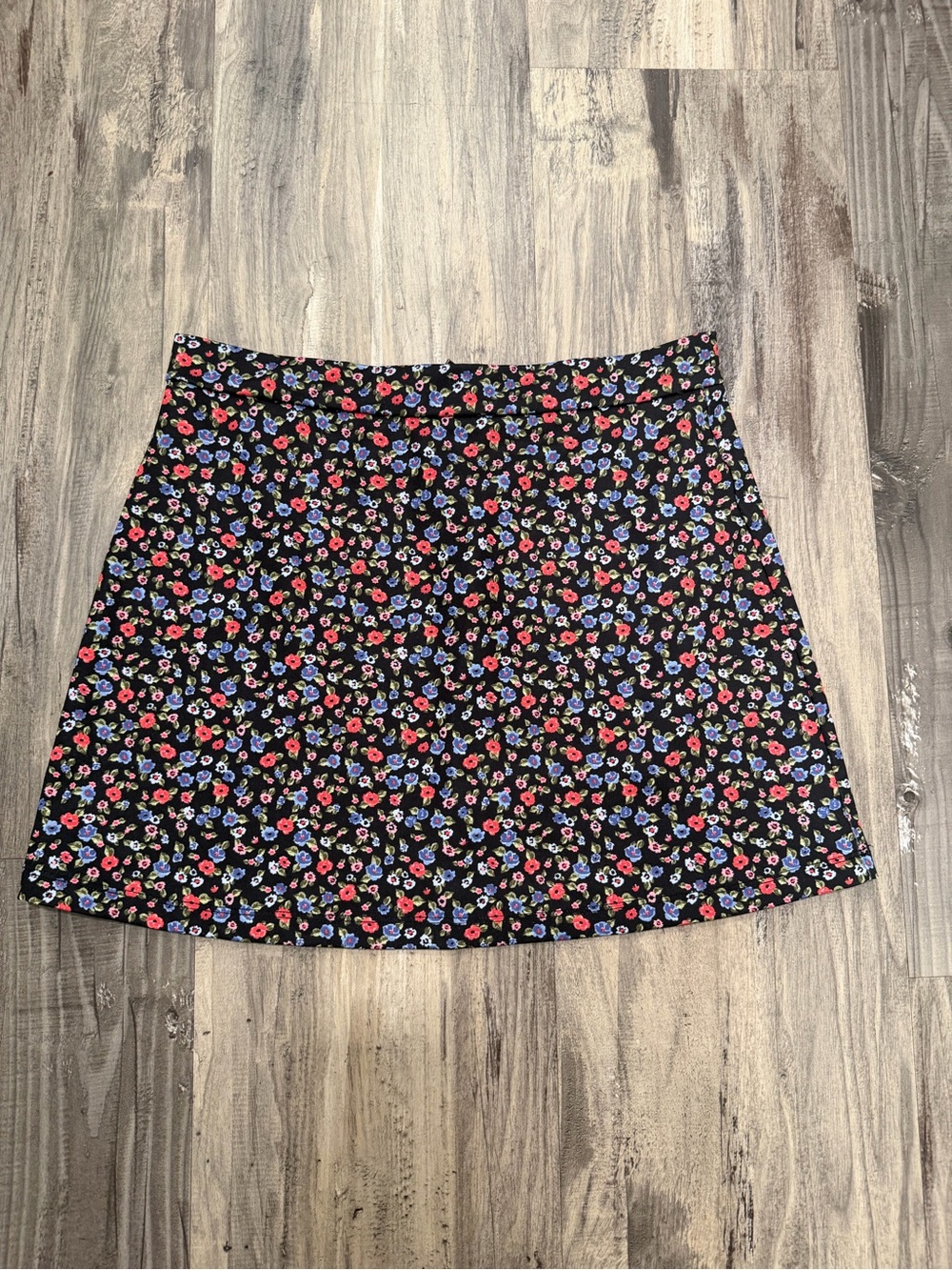 Vintage Y2K forever21 Black Floral A-Line Mini Skirt - Red & Blue Floral M